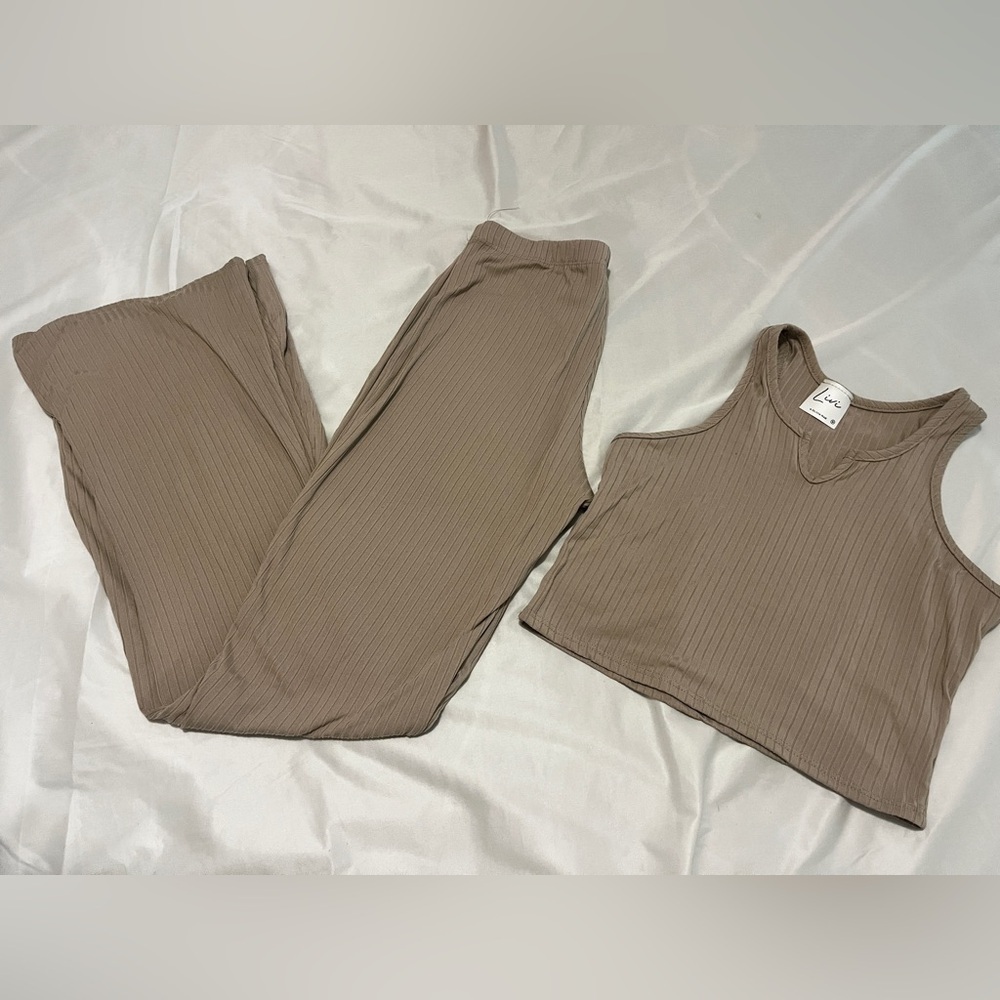 Boutique Livi Tan Two Piece Crop Tank Top & Flared Pants Set Medium